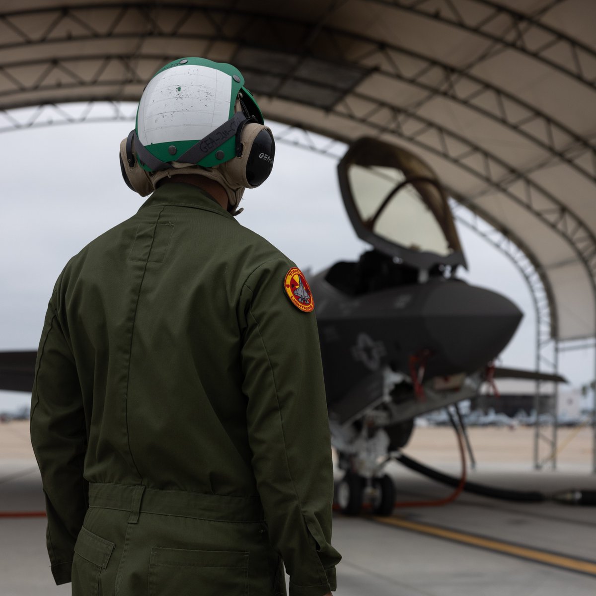 Keeping it Lightning-Sharp 🔧 @USMC avionics technician observes an F-35C Lightning II at @MCASMiramarCA.