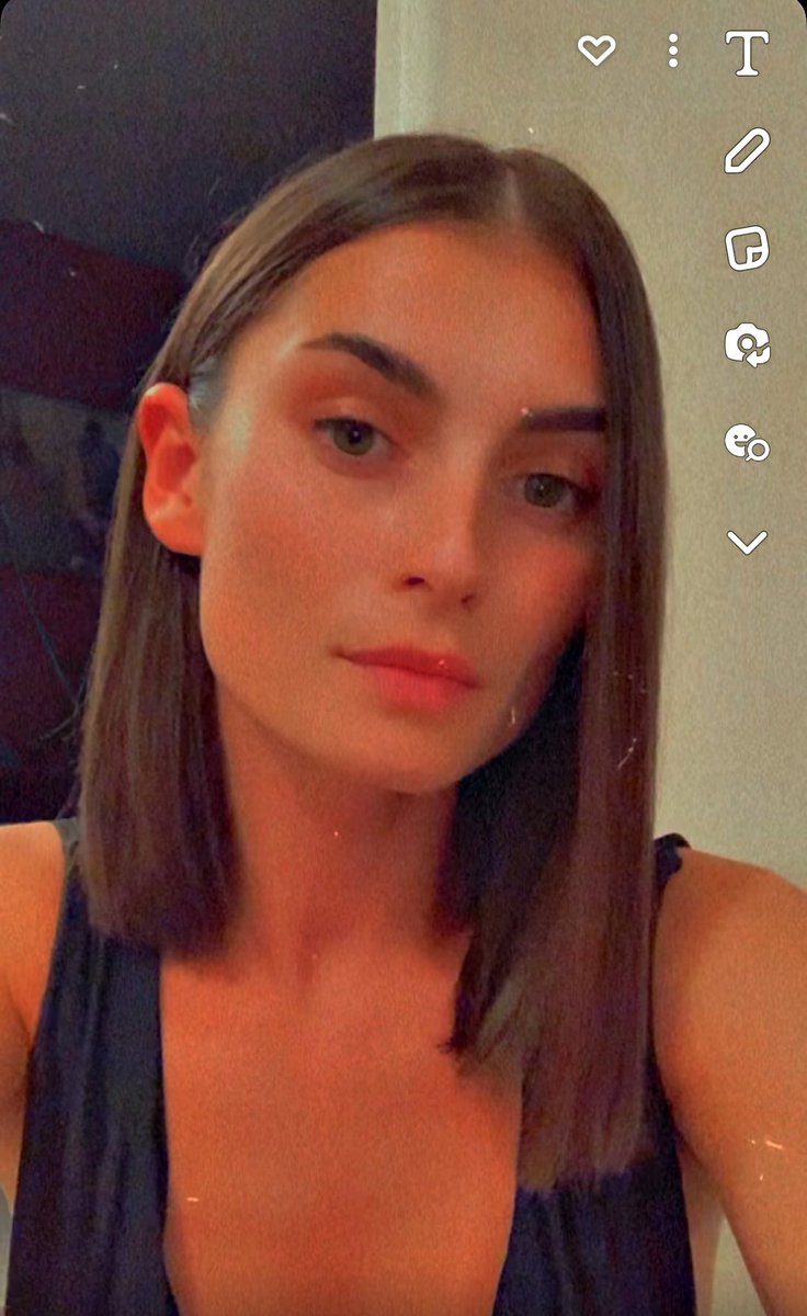_clemclemsau's tweet photo. Les filles aidez moi svp 😂 
Je suis dans un dilemm de fouuuu, 30cm séparent ces 2 photos. Je vais chez le coiffeur samedi je sais tjrs pas 🫠 

#poupettekenza        
Y aura plus de vu 😂 https://t.co/habKAkb2TD