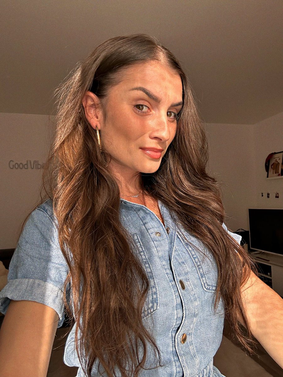 _clemclemsau's tweet photo. Les filles aidez moi svp 😂 
Je suis dans un dilemm de fouuuu, 30cm séparent ces 2 photos. Je vais chez le coiffeur samedi je sais tjrs pas 🫠 

#poupettekenza        
Y aura plus de vu 😂 https://t.co/habKAkb2TD