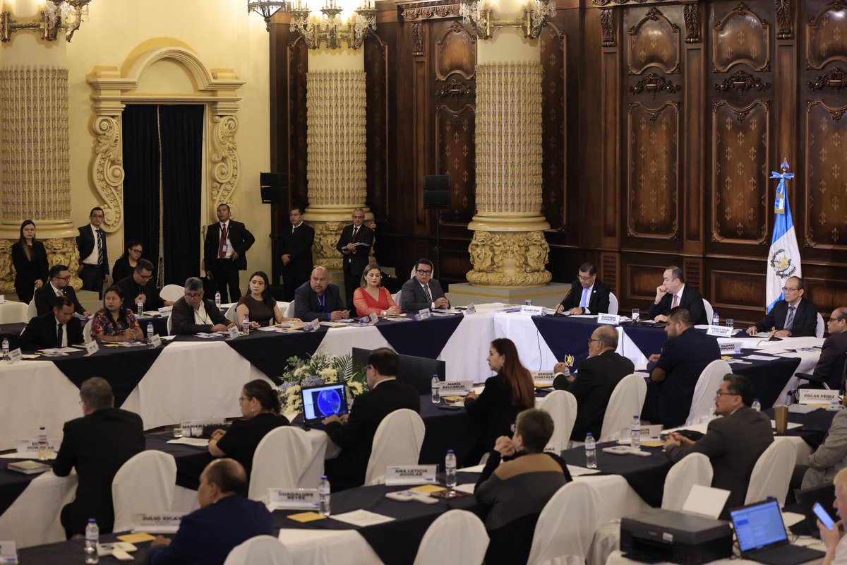 DrGiammattei's tweet photo. Lideré la cuarta y última reunión del #Conadur, espacio de diálogo constructivo en el que impulsamos el bienestar y desarrollo de las comunidades. Agradezco al equipo de gobierno y a los representantes de diferentes sectores con quienes trabajamos fuertemente por un mejor país. https://t.co/cT6MGpgDrV