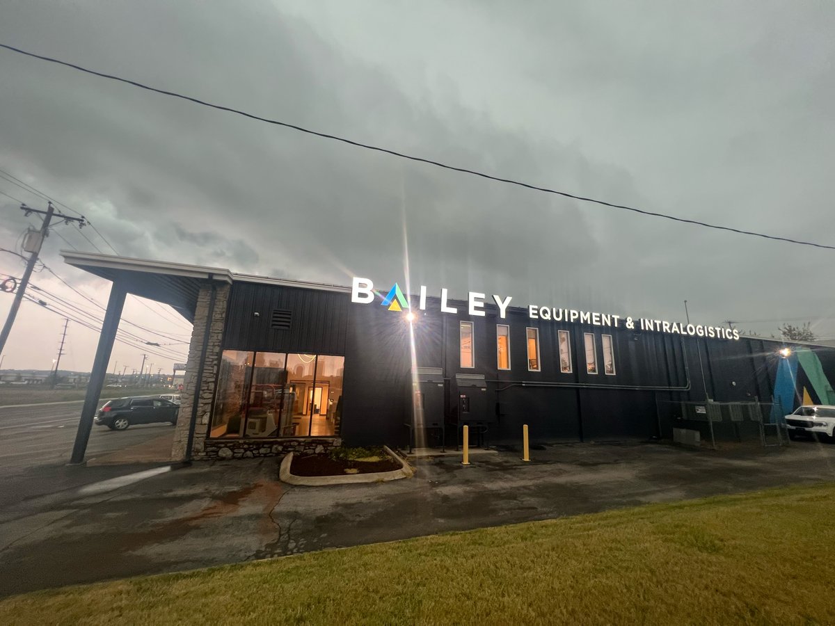 BaileyIntra's tweet image. It's a rainy day here in Nashville, but our sign is shining bright! 
.
.
.
#OneMaterialHandlingSolution #BaileyEquipment #Intralogistics