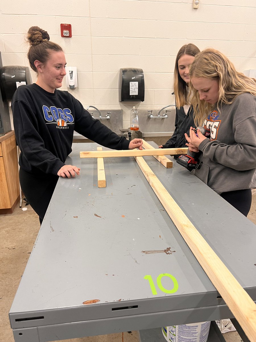 LogsdonMs's tweet image. There’s still time to sign up to help decorate downtown with a scarecrow! NHS students have been working hard getting the frames built. @gkhscogs424 @gkschools #gkcogs