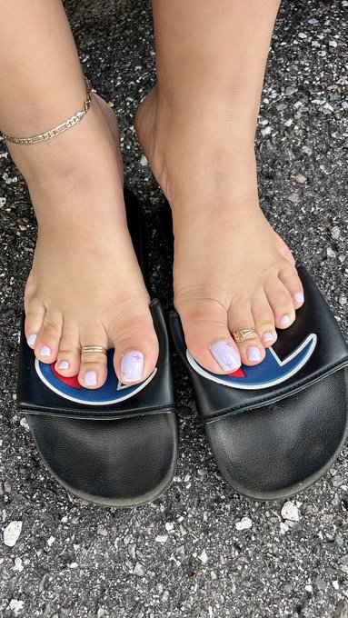 Lavender purple he says 😻 https://t.co/NOBmsUOGwC<a href="/tag/prettyfeet"class="tags"><span>#prettyfeet</span></a><a href="/tag/feetfinder"class="tags"><span>#feetfinder</span></a><a href="/tag/feetloversonly"class="tags"><span>#feetloversonly</span></a>