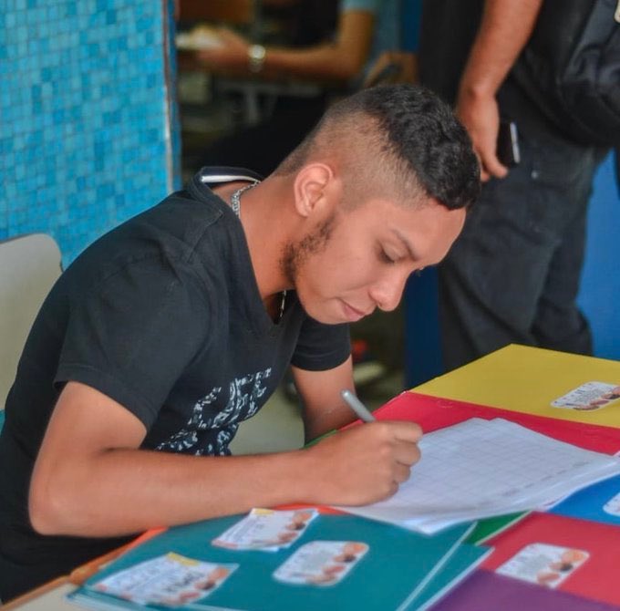 El caso del joven estudiante de Antropología (UCV) John Álvarez, es ¡atroz! No solo fue víctima de una detención sin pruebas sino que en custodia pierde la visión del ojo izquierdo, inflamación del riñón izquierdo y lesión en la pierna derecha.

Otro caso que reafirma lo que por