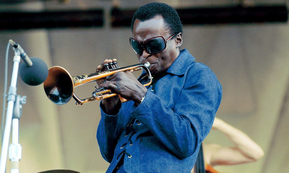 American entertainer #MilesDavis died #onthisday in 1991. 🎺 #jazz #trumpet #trumpeter #flugelhorn #bandleader #composer #music #BirthoftheCool #KindofBlue #BitchesBrew #trivia