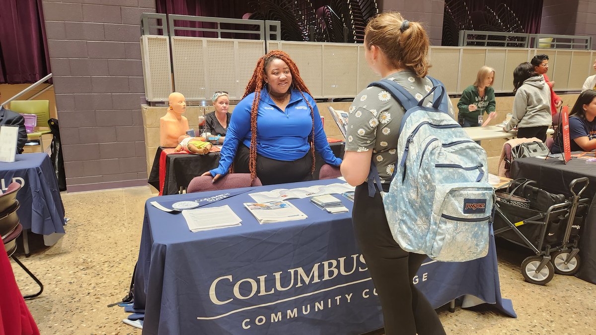 IKnowICan88's tweet photo. Our GEAR UP: Reynoldsburg team organized college &amp; career fairs at both Reynoldsburg HS campuses yesterday! Students were able to connect with about 30 college &amp; career representatives &amp; learn about the different opportunities available to them after high school. #GEARUPworks https://t.co/HILVuVqNMn