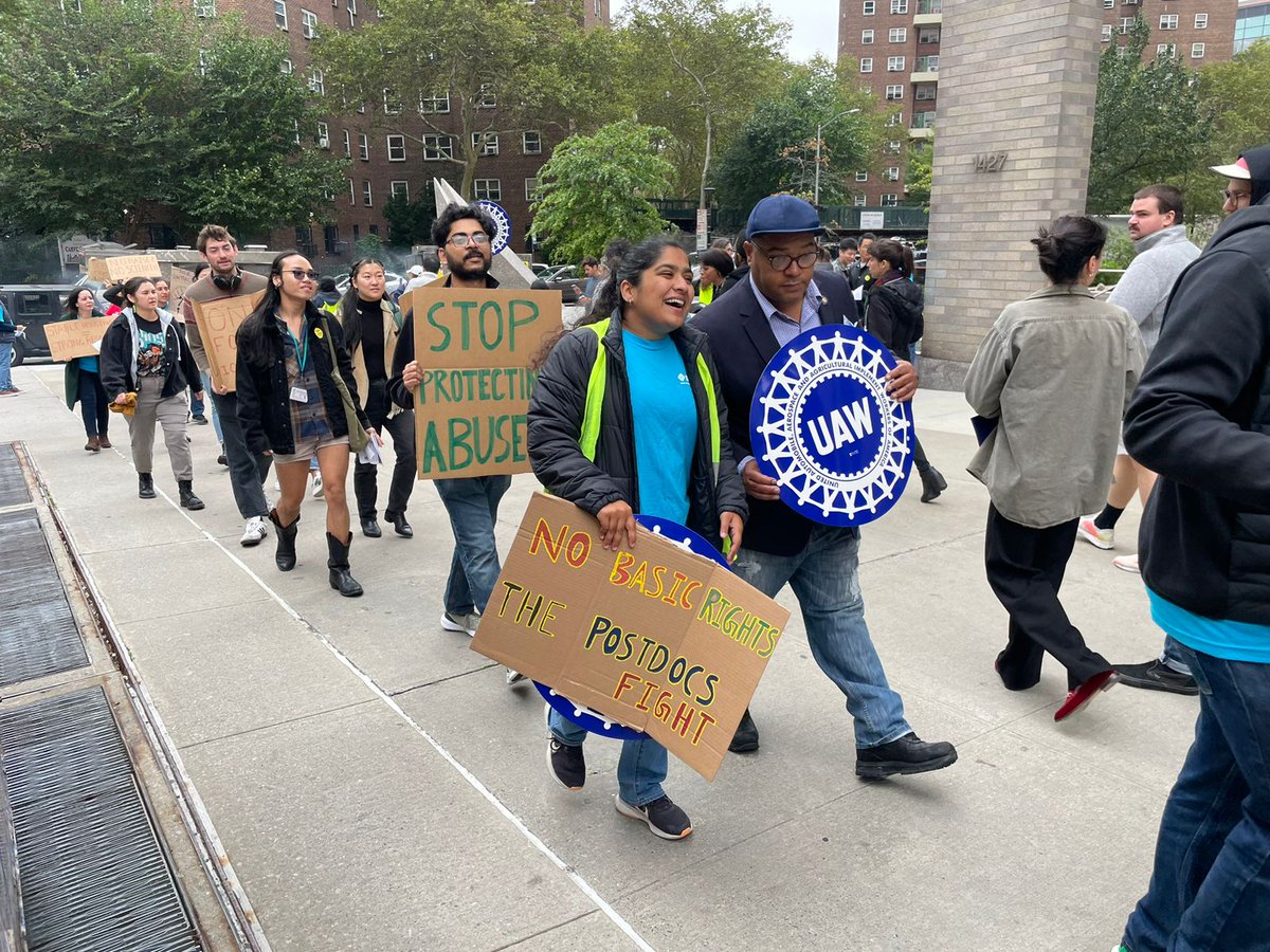 spocuaw's tweet image. Today&apos;s informational picketing showed what it looks like when postdocs say enough is enough! We were joined by @ameddiegibbs and hundreds of our colleagues across campus to tell @IcahnMountSinai we deserve a #FairContractNow #StrikeReady #1u 💪🖖

📸: @peacemakerhuynh