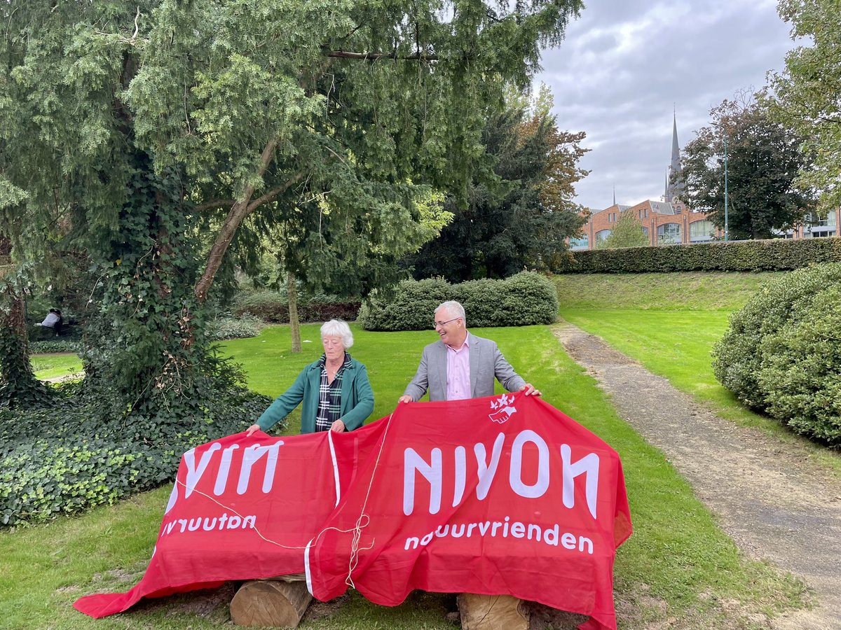 Groenehartstoc1's tweet photo. Vandaag was de dag van de officiële heropening van het #GroeneHartpad, met de presentatie van de goedgevulde  #wandelgids. 
Vestingstad #Woerden het nieuwe start- en eindpunt van de route. 
Dank aan @ArjanNoorthoek die de opening verrichtte samen met vertegenwoordiger van #Nivon. https://t.co/8Do24MD7DQ