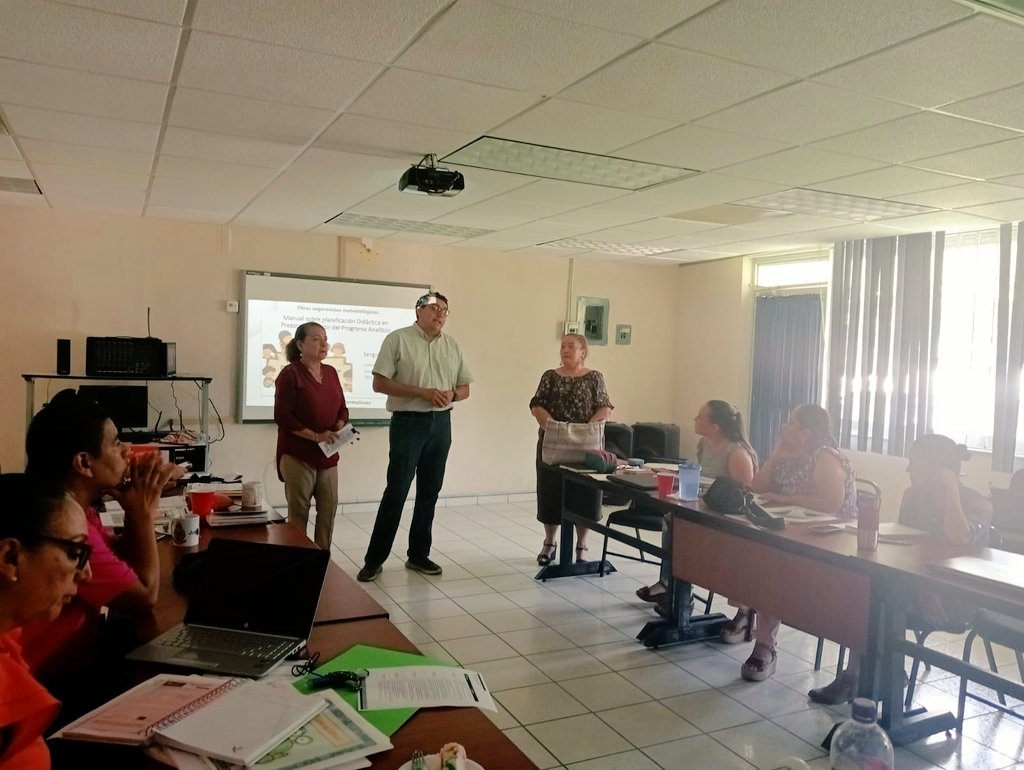 lopes_quique's tweet photo. En equipo SIPINNA , DIF Y PRONNA Coquimatlan, promoviendo con directores de nivel preescolar de  la secretaria de educación pública, el como proteger los derechos de  nuestros pequeños y pequeñas en el caso que sean vulnerados y poder dar atención inmediata. https://t.co/ZRSQXxNdGX
