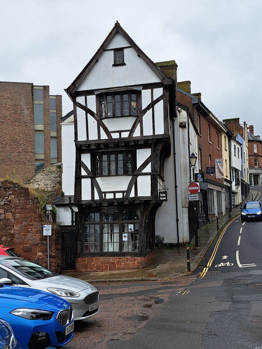 thetravellocker's tweet image. 'The House that Moved' is a historic building in Exeter, originally built in the late Middle Ages &amp;amp; relocated in 1961 70 metres (77 yd) move up a 1:10 gradient hill using air-compressor driven winches. It took six days to move it! @visitexeter #VisitExeter
