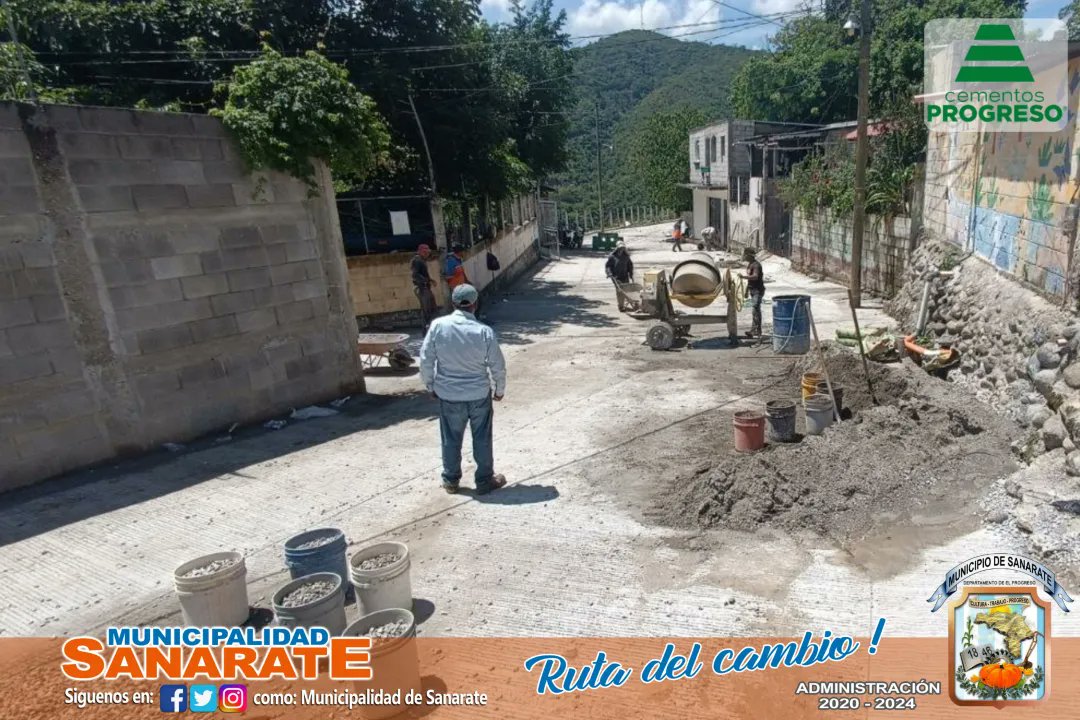 Muni_Sanarate's tweet photo. La administración municipal 2020-2024 con el apoyo de Cementos Progreso continúa trabajando en la pavimentación de la calle principal de la aldea El Sinaca.

Esta obra registra un avance físico del 65%.

#Sanarate #RutaDelCambio https://t.co/CqwoGVzXNH