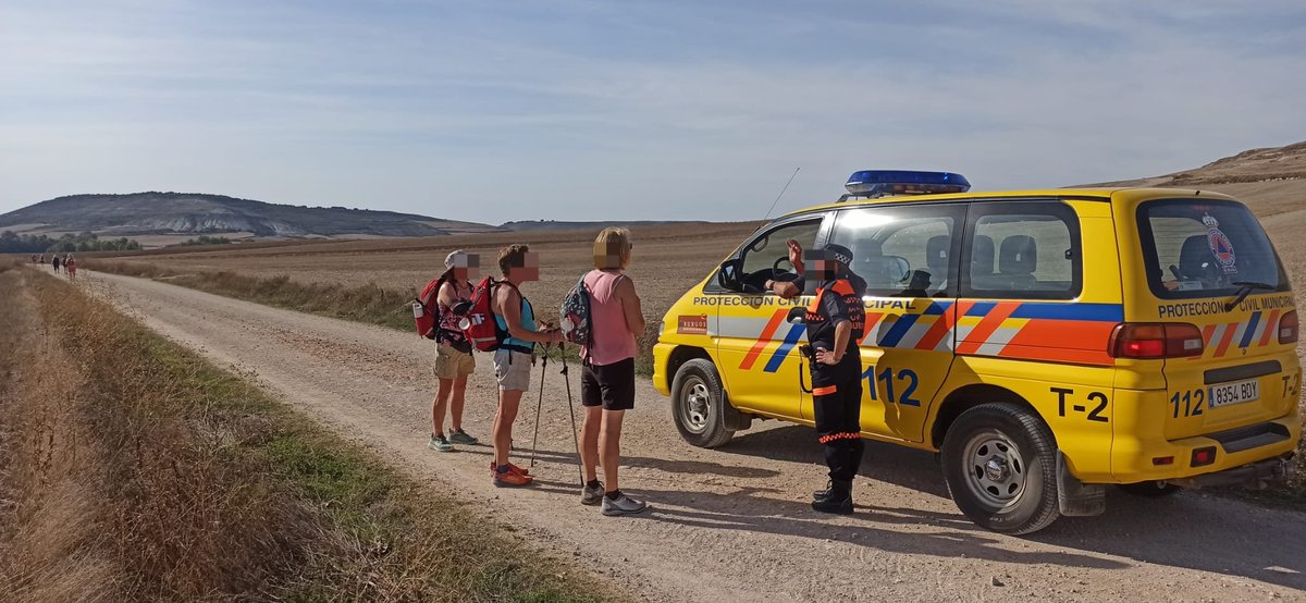PCivilBurgos's tweet photo. En la tarde de ayer al inicio de nuestro servicio del #CaminodeSantiago colaboramos con @PoliciadeBurgos en una asistencia sanitaria hasta la llegada de @112cyl.
Después continuamos con nuestro servicio.
#Burgos-#IterodelCastillo. https://t.co/rjsdCyyTVs