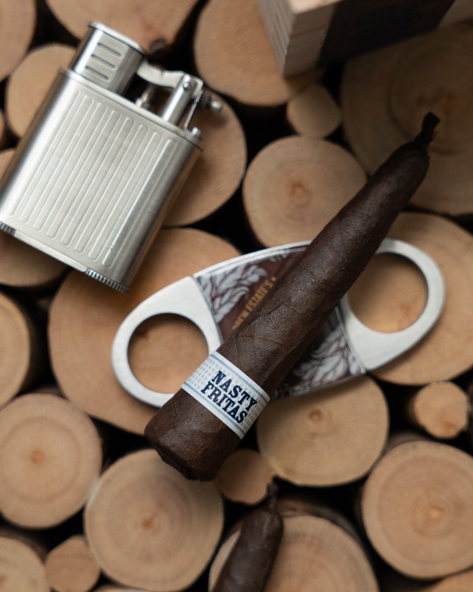 If you're looking for big CT Broadleaf flavor in a convenient size, the Liga Privada Nasty Fritas is the cigar for you. #de4l #ligaprivada