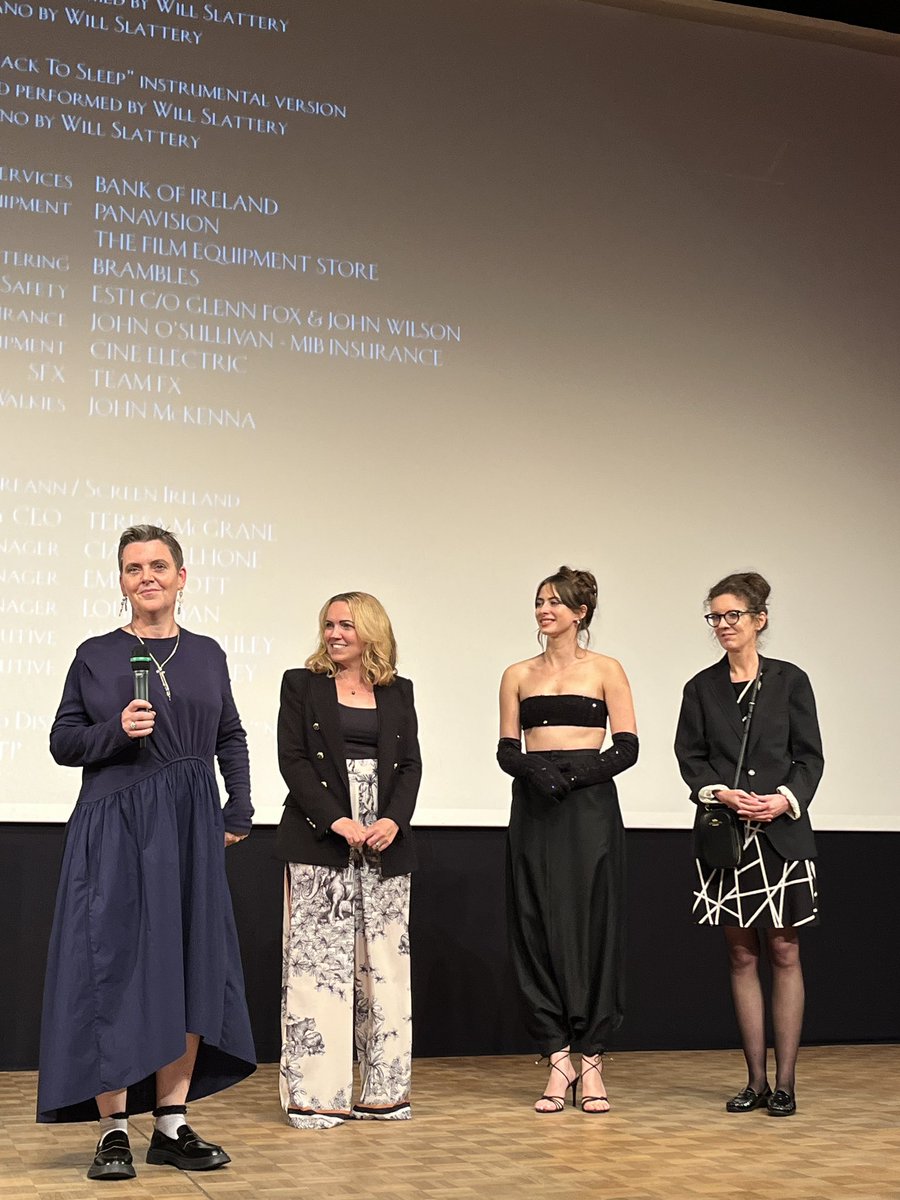 L’équipe du film de #LiesWeTell est présente sur scène pour une séance de Q&A. @DinardFilm