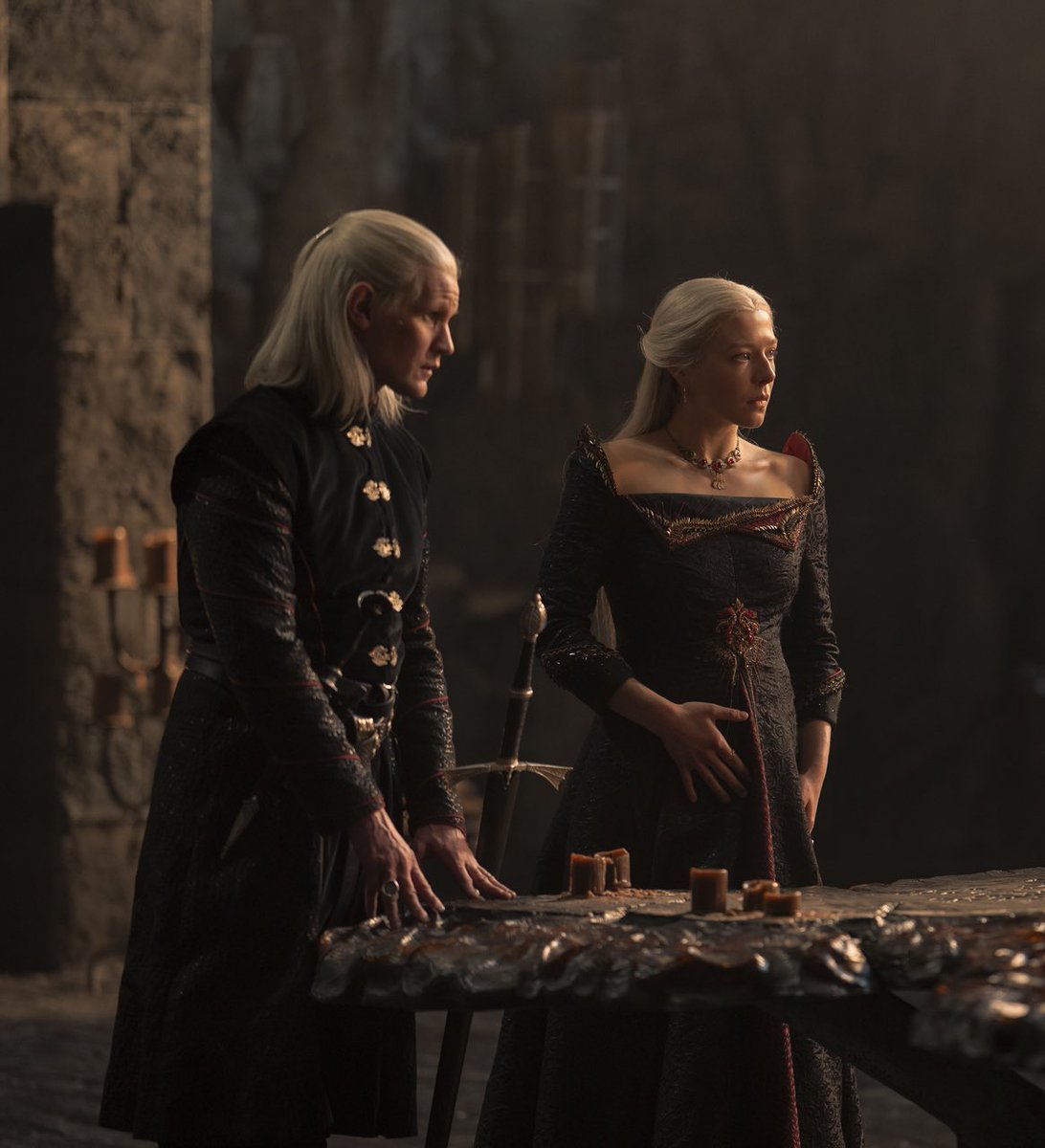 housethedragons's tweet image. 🚨 Daemon e Rhaenyra juntos em Harrenhal + uma foto do set:

Na semana passada, uma cena para o ÚLTIMO episódio da season 2, com Emma D’arcy (Rhaenyra), Matt Smith (Daemon) e alguns lordes foi filmada no set do represeiro de Harrenhal!

#HouseoftheDragonS2