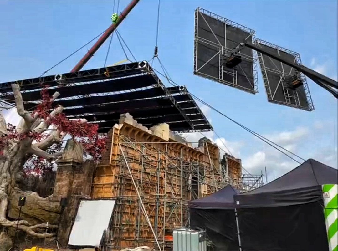 housethedragons's tweet image. 🚨 Daemon e Rhaenyra juntos em Harrenhal + uma foto do set:

Na semana passada, uma cena para o ÚLTIMO episódio da season 2, com Emma D’arcy (Rhaenyra), Matt Smith (Daemon) e alguns lordes foi filmada no set do represeiro de Harrenhal!

#HouseoftheDragonS2