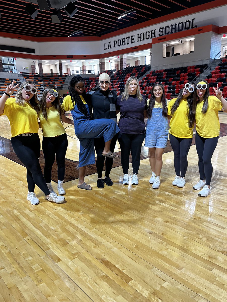 Gru and his Minions 🧡 💛 💜 🏐 @LPLadyDawgsVB #characterday #LPHomecoming