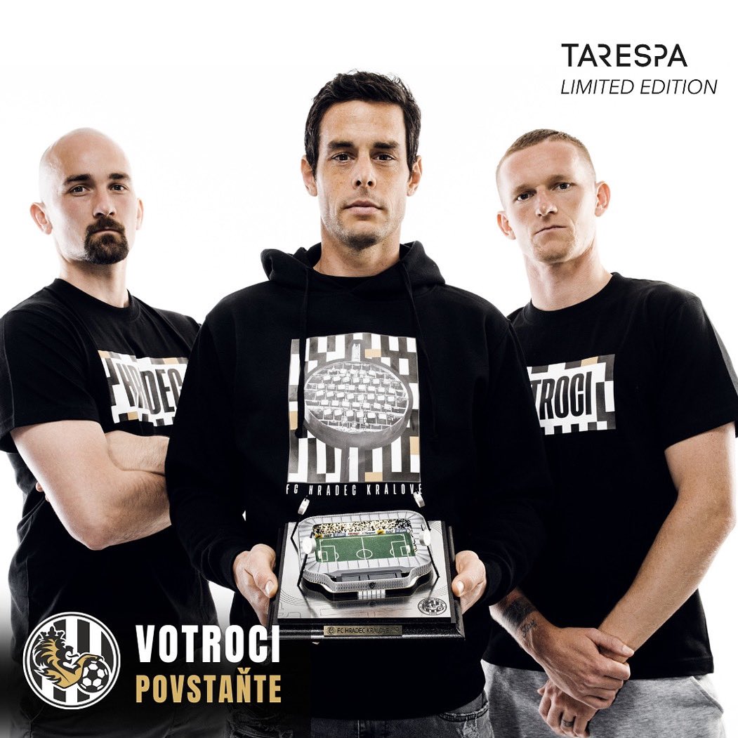 FCHradec's tweet photo. Dream team s novým, vysněným stadionem!
Už máš doma svůj nový model hradecké arény od Tarespa?
Patrik Vízek, Jakub Rada i Petr Kodeš už svůj stadion FC Hradec Králové mají, tak buď mezi 77 nejrychlejšími i ty 👋
Stadion si kup zde: https://t.co/PdtXv9WJX8
#fchradec #tarespa https://t.co/ycu3iDIDxX