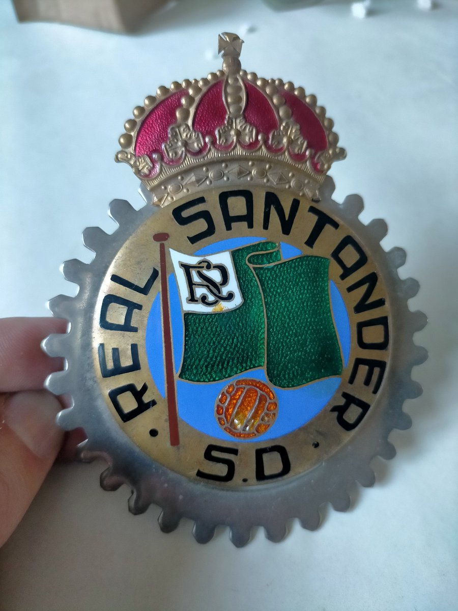 GuiPorti's tweet photo. Me acaban de traer de 🇺🇸 el siguiente escudo del @realracingclub. Se trata de un emblema de capó de un coche americano.
El escudo por lo que veo de 1950.
¡Muy emocionado con este regalo! 💚 https://t.co/iGqfFQHuoI