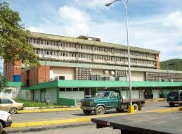 miguelvasquez60's tweet photo. Enhorabuena!! 
Con recursos que aprobamos en el @Clesucre se ponen en funcionamiento 4 quirófanos en el hospital de Carupano, con la esperanza que funcionen efectivamente. 
Ahora falta recuperar la emergencia de dicho hospital. https://t.co/ntLdmjCfNY