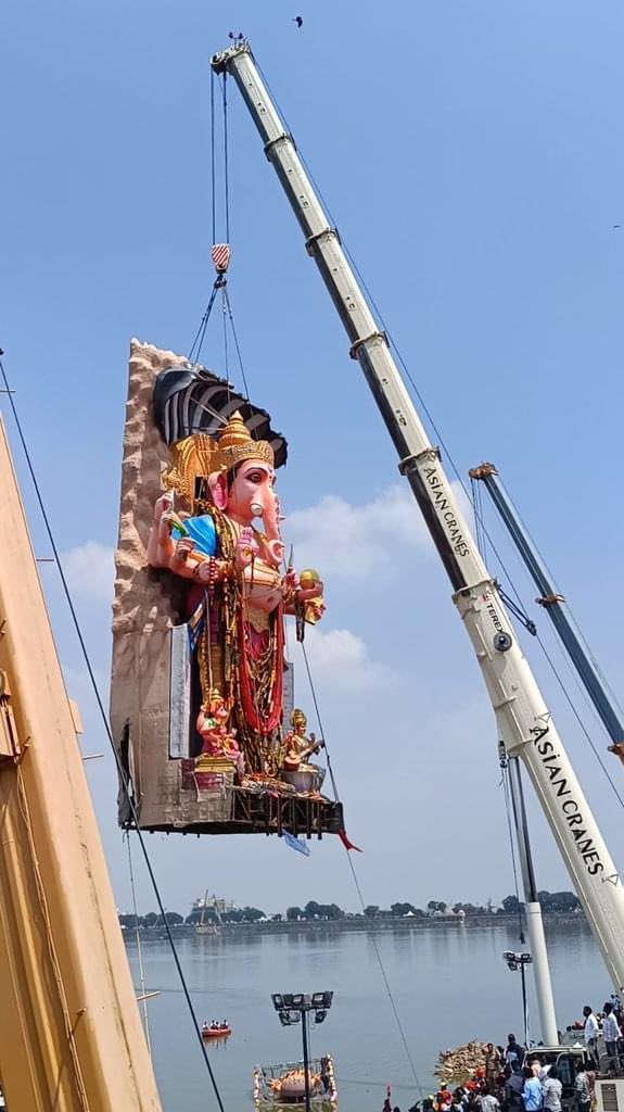 CinemaBrainiac's tweet photo. The 63ft #Khairatabad ganesh immersion at #HussianSagar.

#GaneshNimarjan #GaneshVisarjan #Hyderabad https://t.co/plPGrLYGdf