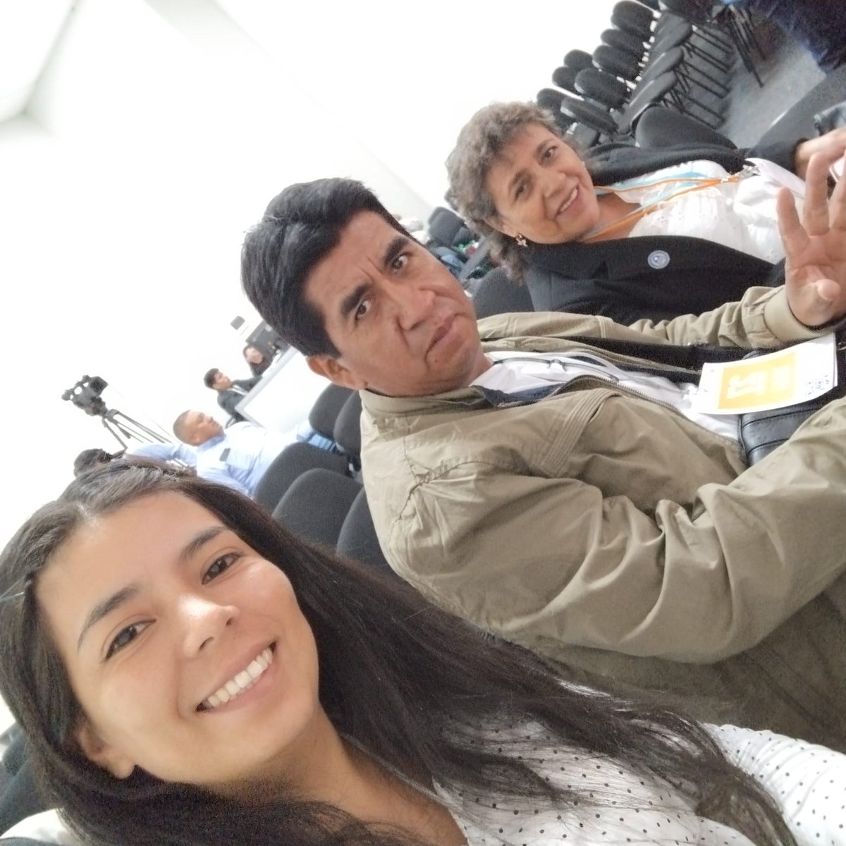 PureEarthPeru's tweet image. Presentando prácticas exitosas de #AMATAF con su modelo de #MAPE responsable en la Amazonía en #Perumin36, la convención minera más importante de #Perú.  Sofía López de #PureEarthPeru junto a Hugo Quispe, titular de la concesión Linda 2, y Vilma Contreras, presidenta de AMATAF.