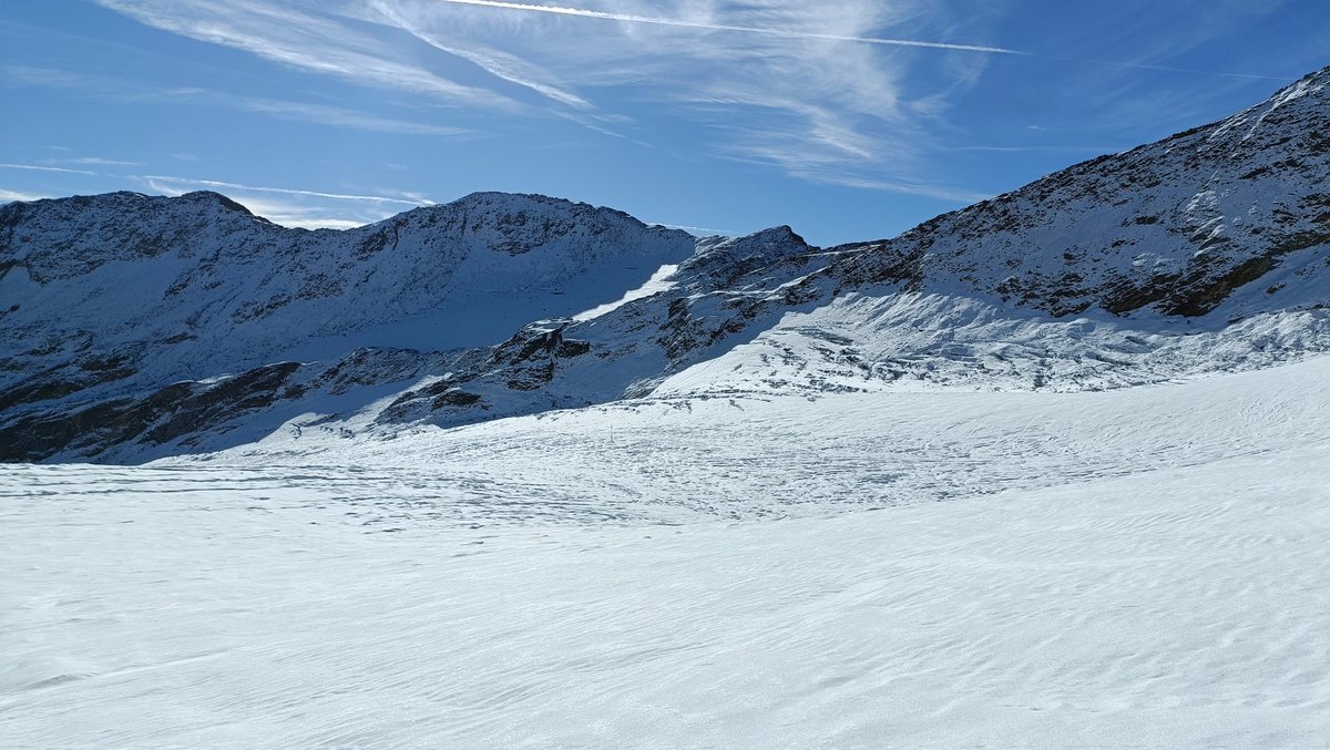 prinzofice's tweet photo. Preparing #hintereisferner for hibernation. Recent snowfalls were just cosmetics. Mass loss progressing. Crevasses make access to measurement locations annoying. 
@uniinnsbruck https://t.co/CFoJSex9ko