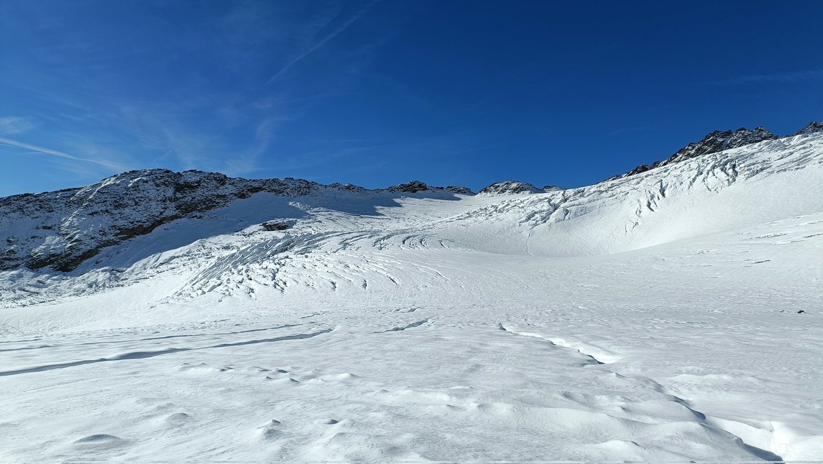 Preparing #hintereisferner for hibernation. Recent snowfalls were just cosmetics. Mass loss progressing. Crevasses make access to measurement locations annoying. 
<a href="/uniinnsbruck/">@uniinnsbruck@social.uibk.ac.at</a>