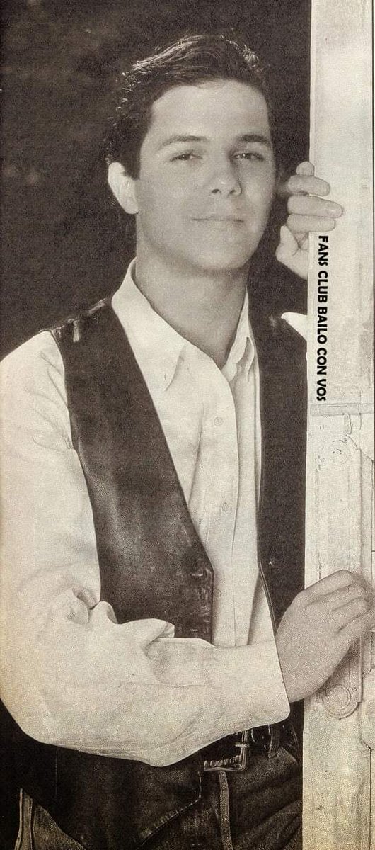 bailoconvosok's tweet photo. Jueves de TBT con esta foto retro! Que tengan un lindo jueves!!
@AlejandroSanz 
#TBT #JuevesTBT #RetroSanz #Sanz #AlejandroSanz #Throwback #ThrowbackThursday #BailoConVos https://t.co/YshMG6K2Tv