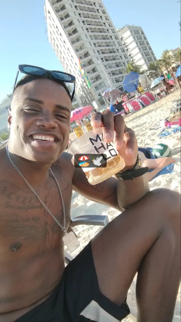 "Felicidade não se expõe, se vive