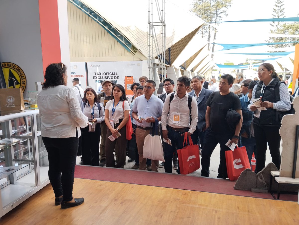 PureEarthPeru's tweet image. Presentando prácticas exitosas de #AMATAF con su modelo de #MAPE responsable en la Amazonía en #Perumin36, la convención minera más importante de #Perú.  Sofía López de #PureEarthPeru junto a Hugo Quispe, titular de la concesión Linda 2, y Vilma Contreras, presidenta de AMATAF.