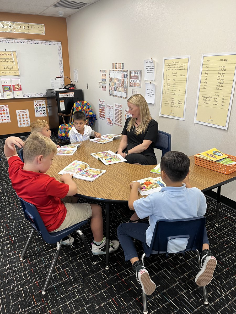 Trad_Bellair's tweet photo. Students at The Traditional Academy at Bellair are learning our curriculum in various forms, and that is what helps keep them engaged throughout the day. 🎼🎨📚🥰 @DVUSD https://t.co/ZoA7lICDhI