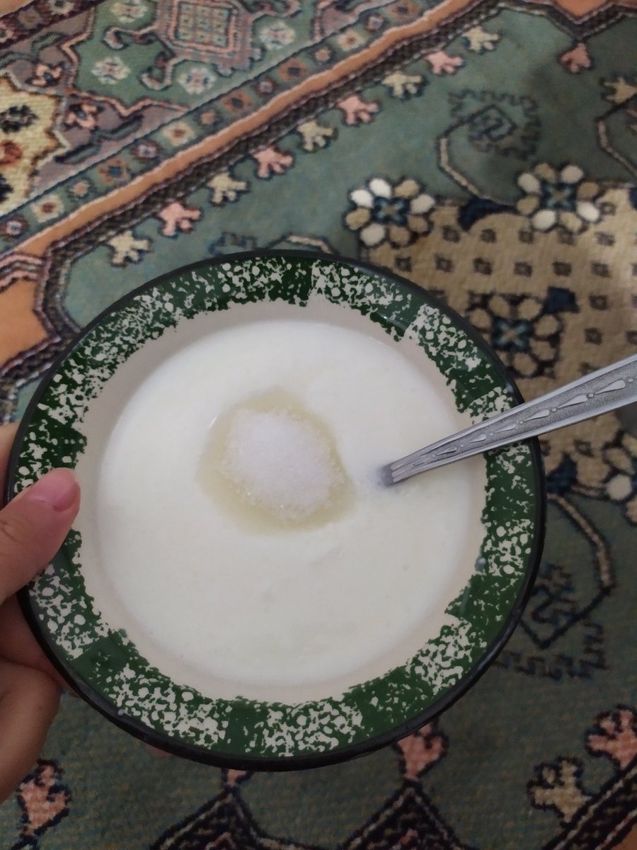 Ben bugün çocukluğumdaki gibi babaannemin mayaladığı ekşi yoğurtla şekerli fav tarifimi yaptıım
Tadı minicik bile değişmemiiş 🤤🥳
