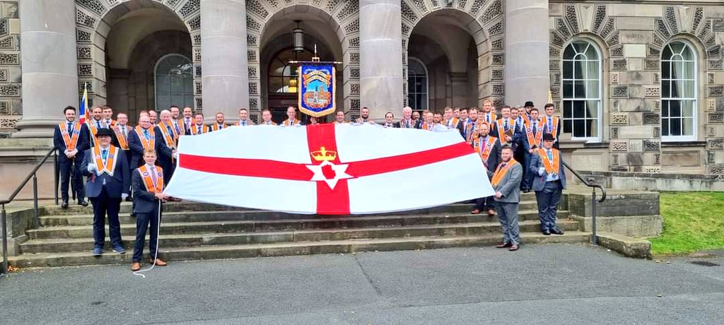 NoSurrender169o's tweet photo. Happy #UlsterDay from Queens LOL 1845 🇬🇧
Picture is of the Lodge outside Union Theological College Belfast, At our Annual Ulster Day Church Service Parade in 2021, Largest sewn Ulster Banner known to exist.
#northernireland #ulstercovenant #queensuniversitybelfast #ulsterbanner https://t.co/cYpl9QOQfw