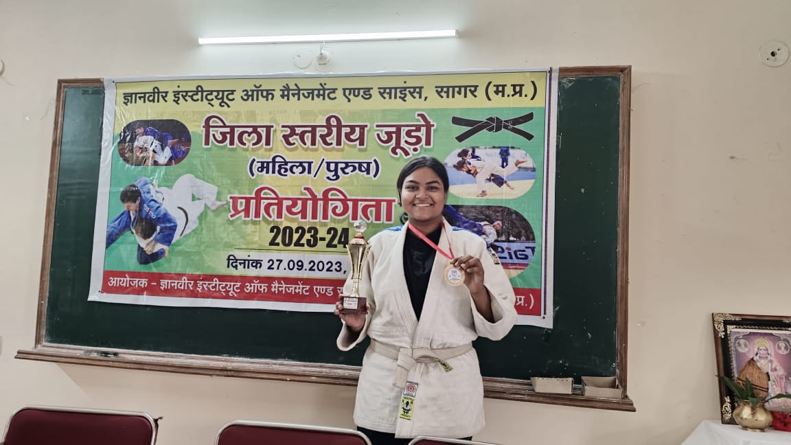 Cadet Radhika showcased her exceptional skills and clinched the gold in the district judo competition!🥇 What a remarkable achievement @HQ_DG_NCC @thirdpope_paul @NccDteMPCG @NCCDteJKL @nccner @NCCDteUP #girlpower #narishkti