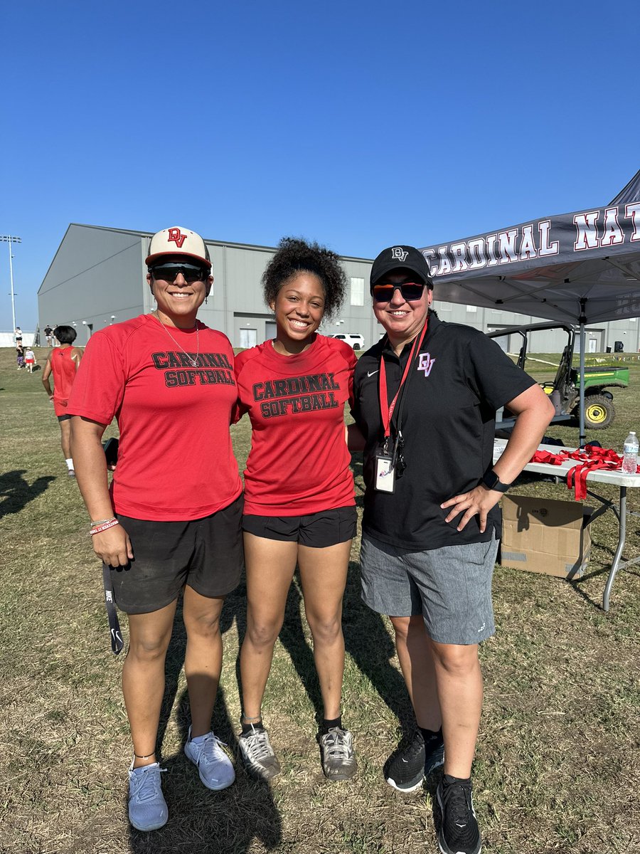 dv_softball's tweet photo. Proud coaches right here‼️👏🏽 

Junior @AmaniHoward7 competed this morning in the Del Valle Invitational meet‼️🙌🏽🏃🏽‍♀️

@dvisd_athletics @delvallexc 
#NeverSatisfied https://t.co/nQ5jMj1WsA