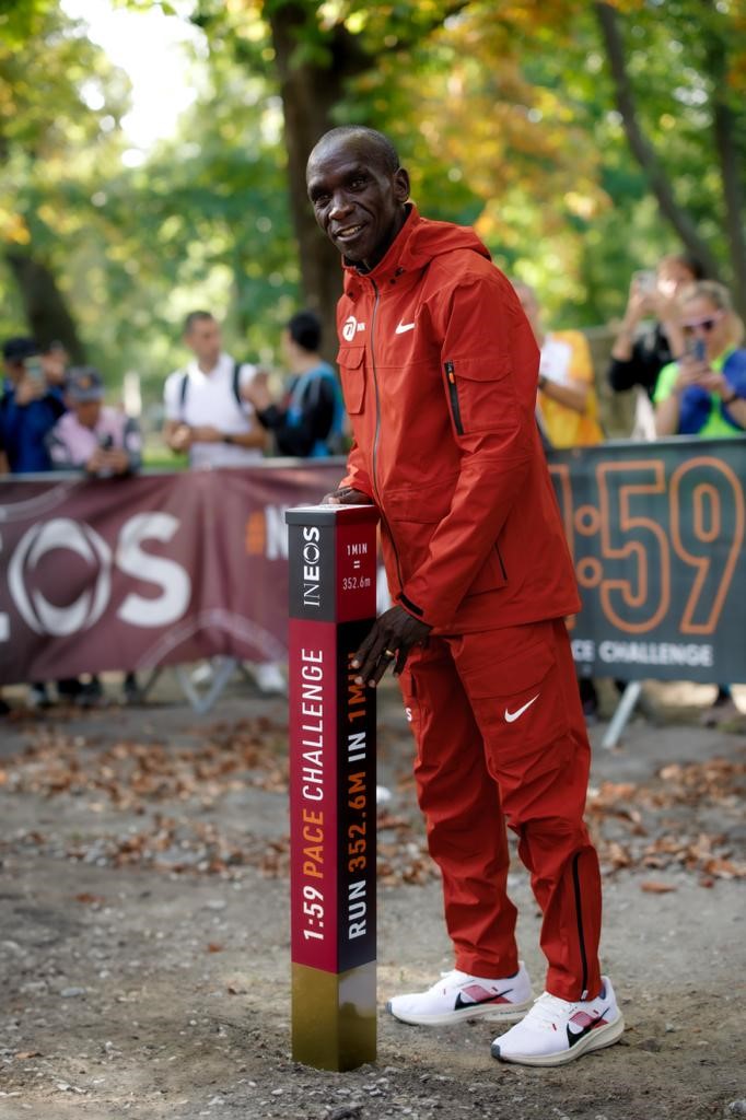 ELIUD BACK IN VIENNA! 4 years after smashing the sub 2hr marathon barrier, Eliud Kipchoge unveils the INEOS 1:59 Pace Challenge posts. At 352.6m apart, they dare everyone to match his pace & set their own. Join the INEOS 1:59 Pace Challenge on Oct 12th bit.ly/3ZwDRwK