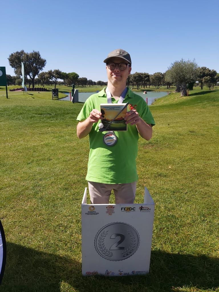 DownBurgos's tweet photo. ⛳ #Deporte Hoy Andrés García Bravo, del #ClubDeportivoEstela, ha conseguido un 2º puesto en el Campeonato de España FEDDI Golf adaptado celebrado en el campo "La Valmuza" en Salamanca.
✨ ¡Enhorabuena Andrés por este éxito!
#DownBurgos #FederacionDownCyL #DownCyL #FEDDIGolf https://t.co/BNrFCT3akh