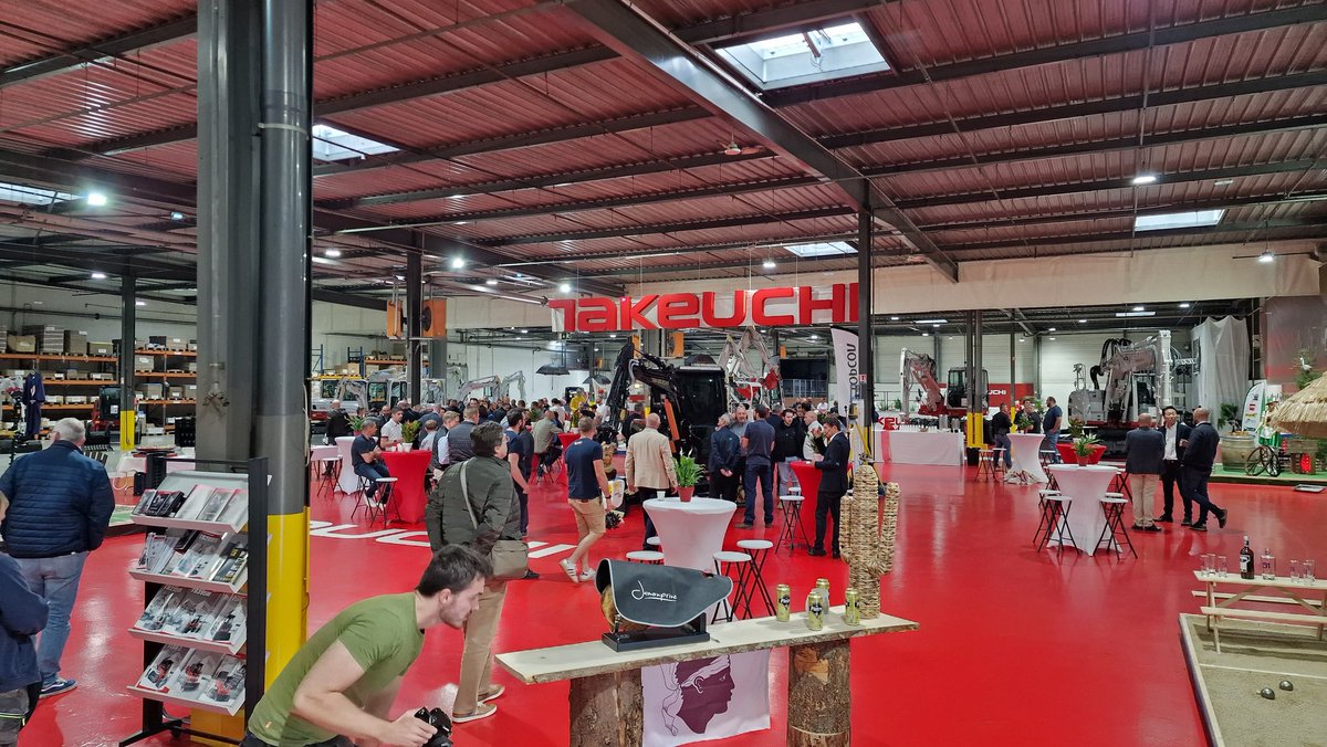 Viccinelli's tweet photo. Grazie a Takeuchi France https://t.co/QYpvcYi9vg