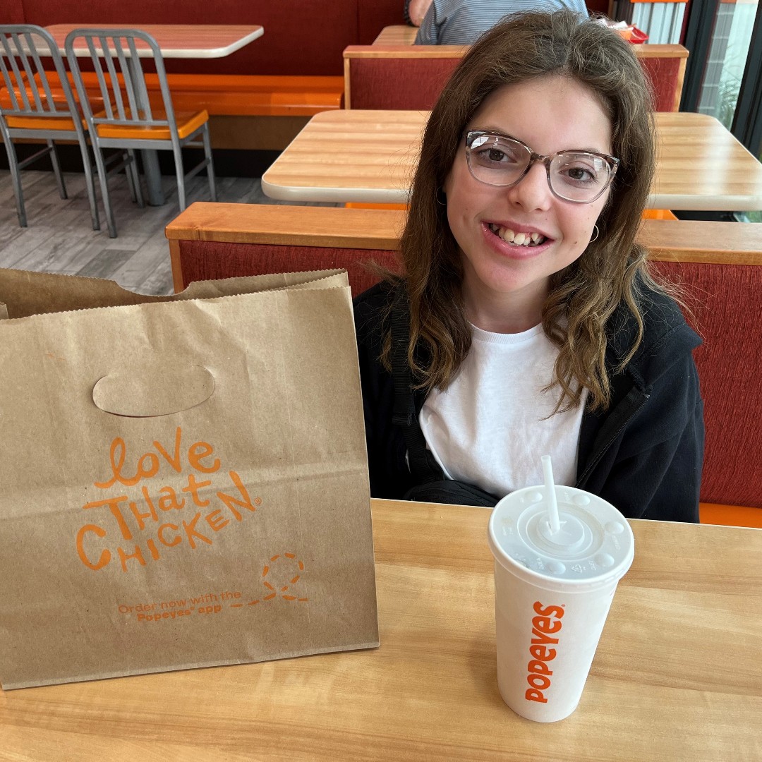 2022 Champion, Keira made a special stop for a delicious dinner to make a difference with @PopeyesCA! From now until October 1st, Popeyes will donate $1 from all Chicken Sandwich Combo and Platter sold to support families who need @hsc_winnipeg.

#manitobaeats #chickensandwich