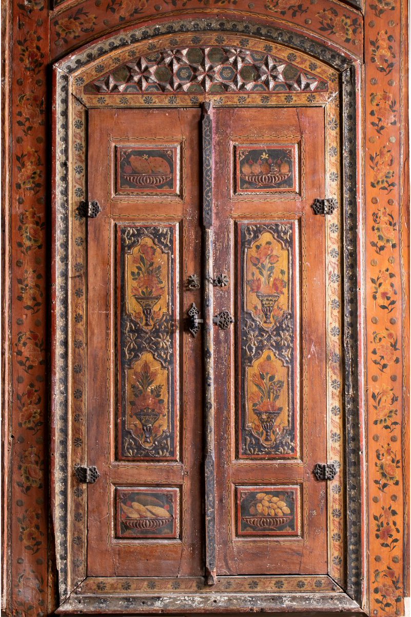 An entire 18th-century Ottoman Damascene room has just come on the market, after 70+ years (?!) in a private UK home. Would love to see it in a public institution in Syria....
christies.com/lot/lot-644569…