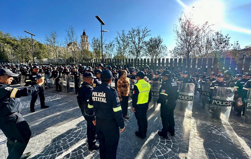 delfinagomeza's tweet photo. 🙌🏽 Arrancamos nuestra jornada laboral con el pase de lista a elementos de seguridad que hoy estarán vigilando la capital del estado. Saludé a la Policía de Género, a quienes agradezco su labor para la protección de los derechos de las mujeres mexiquenses.
#ElPoderDeServir https://t.co/nLNxWmXHoc