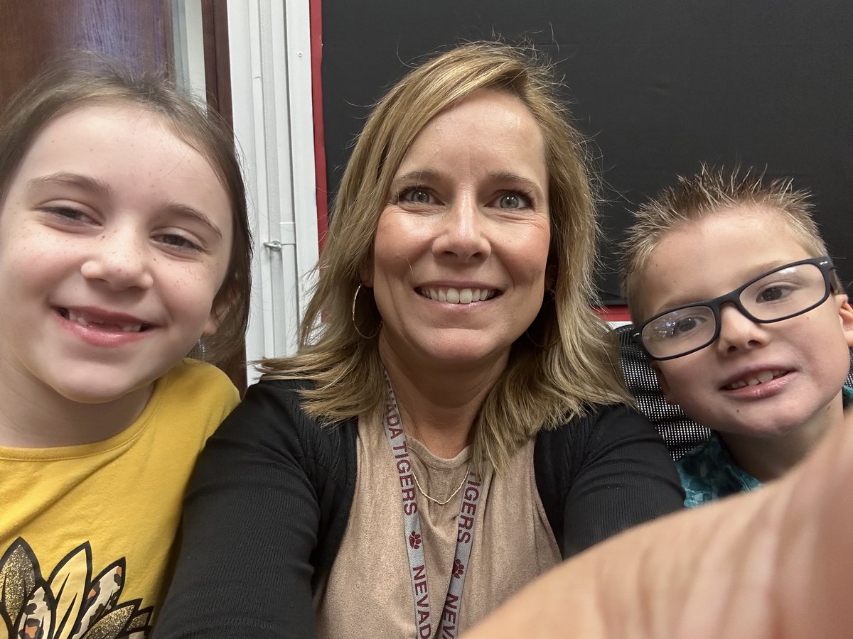 TigersBenton's tweet photo. Mrs. Naas enjoying lunch with her students today! https://t.co/Qi4eMrk7zS