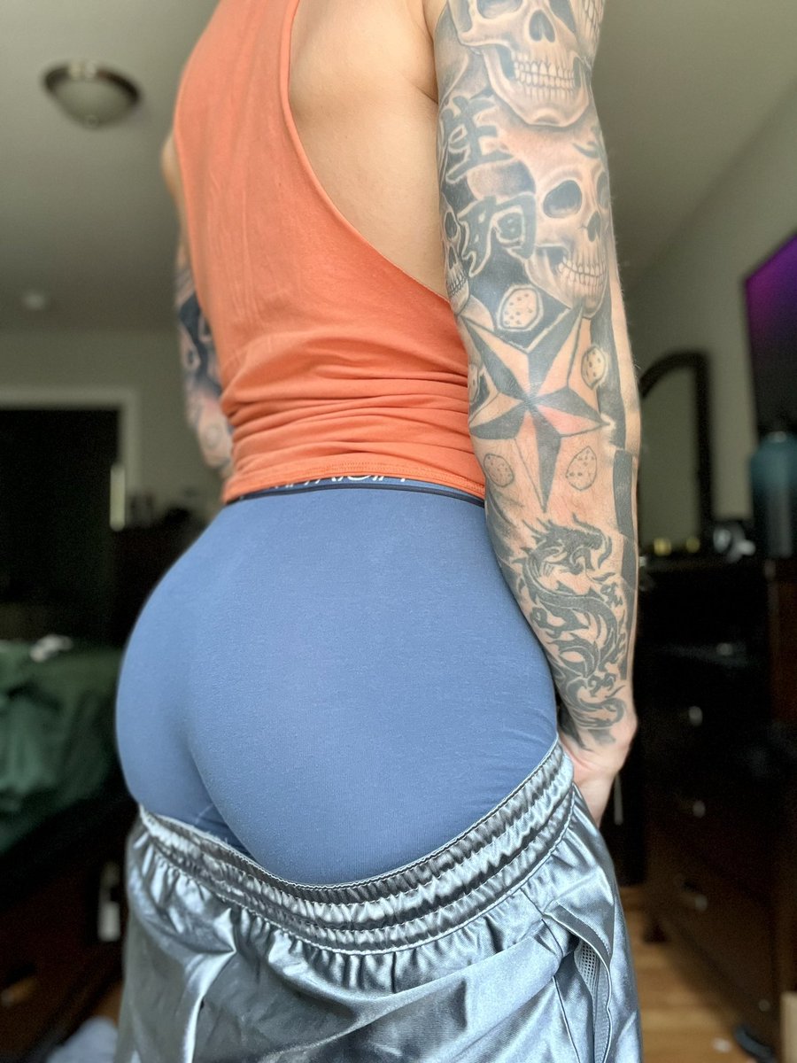 ShawnFindomGod's tweet photo. Shiny shorts or  Blue CK ?

Why pick when you can have both ⬇️

https://t.co/Z0kqiUQIHZ #pantsag #sagging https://t.co/zMBaX8ktZb