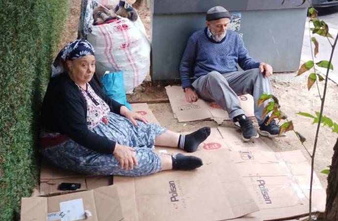 yirmiucderece's tweet photo. 📍3 katı kira artışı yapan ev sahibi, 75 yaşındaki insanları gece kapının önüne koydu. 

İstanbul’un Üsküdar ilçesine bağlı İcadiye Mahallesi’nde yaşayan 75 yaşındaki Salih ve Kezban Cankurt, ev kirası 5 bin TL’den 15 bin TL’ye çıkarılınca, kirayı ödeyemedi.

Ev sahibi tarafından dün gece evden çıkartılan yaşlı çift, geceyi Üsküdar Kuruçeşme Parkı’nın hemen yanındaki kaldırımında kartonların üzerinde geçirdi.

( Sözcü Gazetesi )