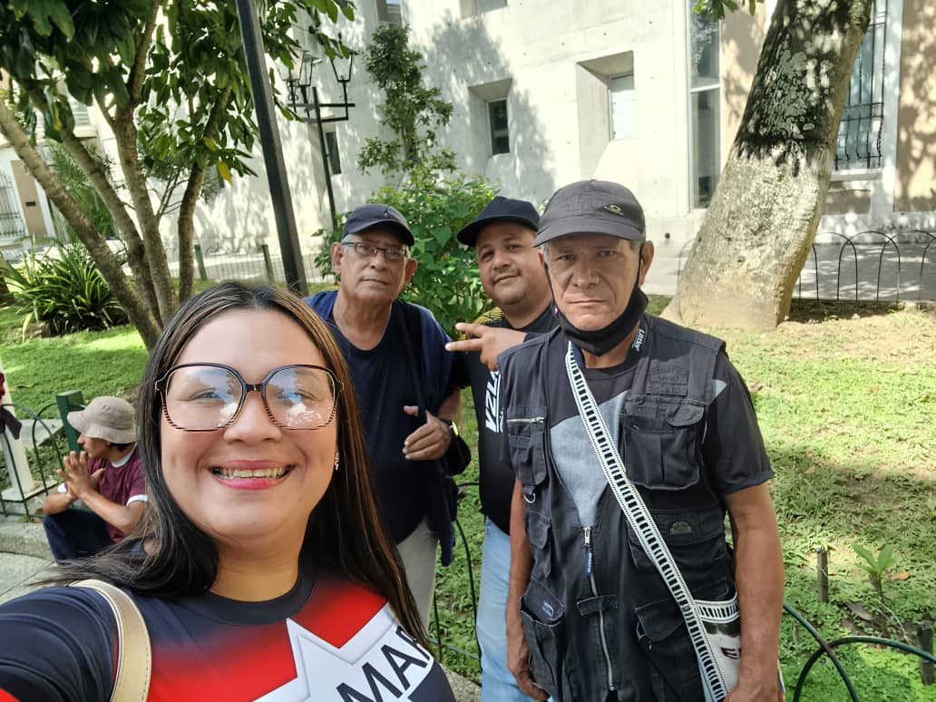 MirandaMrt2's tweet photo. #28Sep 📸|| ¡El Sol de Venezuela, Nace en el Esequibo!
Así lo expresa la militancia del mcpio. Guaicaipuro, en compañía del #GPSB y nuestra Secretaria Regional #MRT del Estado Miranda @katherintataMRT
#PatriaYPaz https://t.co/btEj6spRTB