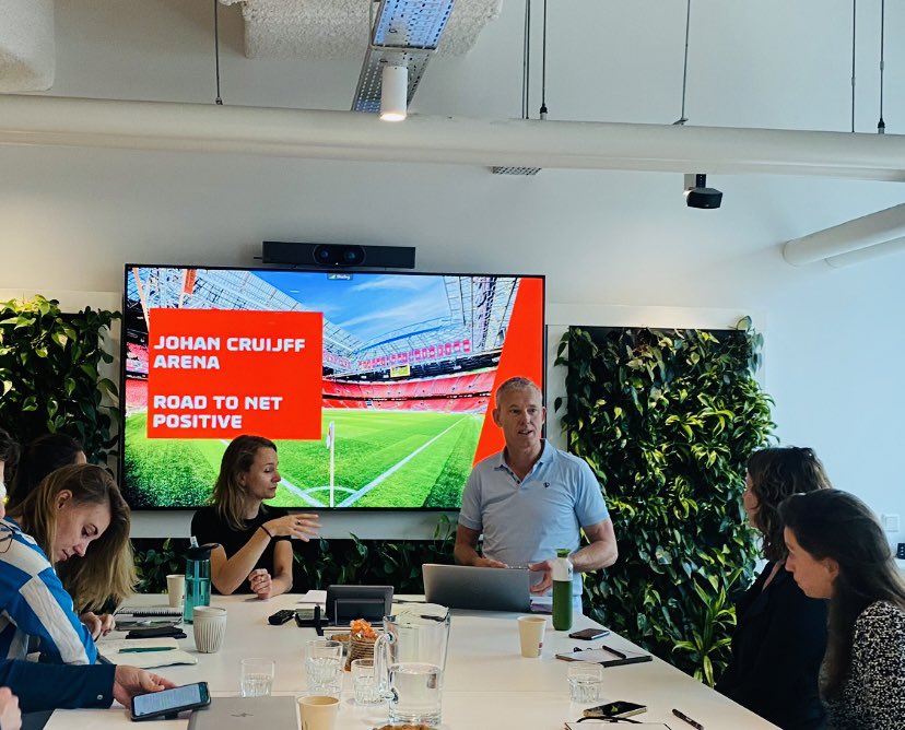 Kijkje in de keuken van de #JohanCruijffArena en mede dankzij een maatschappelijk betrokken <a href="/siemdejong/">Siem de Jong</a> weer met de nodige good practices op het gebied van duurzaamheid &amp; sport terug naar de <a href="/CaloWindesheim/">Calo Windesheim</a>