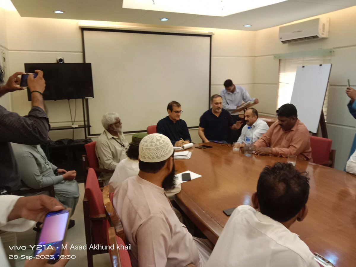 MNAmandokhail's tweet photo. میٹنگ برائے 
سوئی سدرن گیس کمپنی ٹرمنل
حلقہ این اے 242  بلدیہ ٹاؤن ضلع کیماڑی

سابق رکنِ قومی اسمبلی چیئرمین پارلیمانی خصوصی کمیٹی
قادر خان مندو خیل صاحب کے زیر صدارت اجلاس منعقد ہوا جس میں
گیس کے دیگر مسائل پر غور کیا گیا

جیسا کہ 
گیس لوڈ شیڈنگ گیس پریشر گیس بلینگ  گیس کی پرانی لائن تبدیلی گیس نئی لائنوں پر کام گیس کی پانچ نئی ٹی بی ایس
اور گیس کے دیگر مسئلے مسائل پر تفصیلی گفتگو ہوئی 
حلقہ این اے 242 کے تمام یو سیوں میں گیس کے تمام تر مسائل فوری طور پر حل کرنی کی ہدایات جاری کی سابق ایم این اے قادر خان مندو خیل نے
انشاء اللہ تعالیٰ ترقیاتی کاموں کا سلسلہ جاری و ساری رہے گا 

اس موقع  پر گیس کمپنی کے عہدیداران اور آفیسران چیئرمین وائس چیئرمین کونسلر تنظیمی عہدیداران اور دیگر  کارکنان بھی موجود تھے