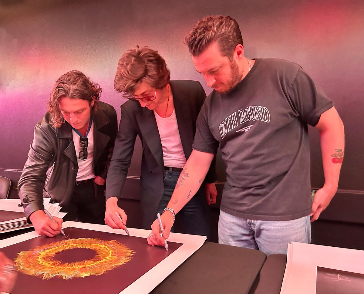 ArcticMonkeysJP's tweet photo. Soundwaves Art x Arctic Monkeys 🖼️

'Body Paint'のサウンドウェーブのアートが販売され売り上げがWar Child UKに寄付されます。
🔗 https://t.co/lGZAjW7xPq https://t.co/PiQ0wbAx4d