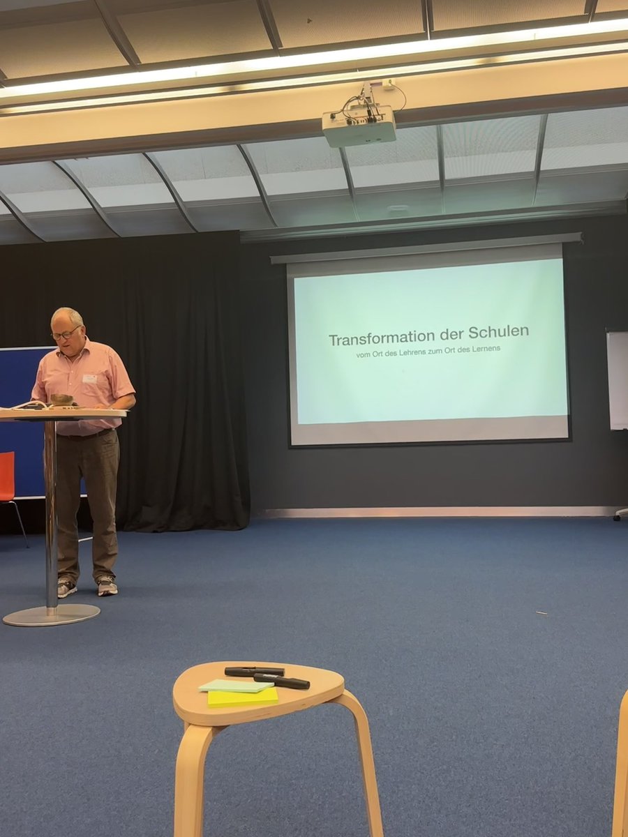 Und heute direkt an der nächsten Veranstaltung in Neckargemünd. <a href="/StefanRuppaner/">Stefan Ruppaner</a> hält einen Impulsvortrag am Vernetzungstreffen der Gemeinschaftsschulen und zeigt auf, wie es gelingt, Schule in einen Ort des Lernens statt des Lehrens zu verwandeln #twlz #barcampsbw